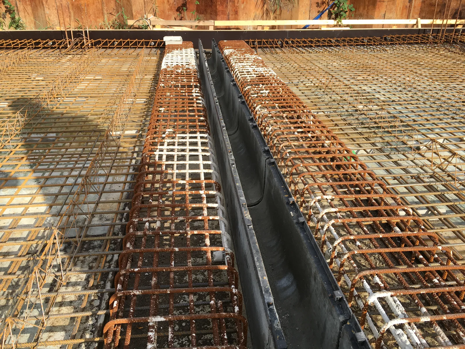 Afvoergoot ingestort in de wapening van een betonvloer