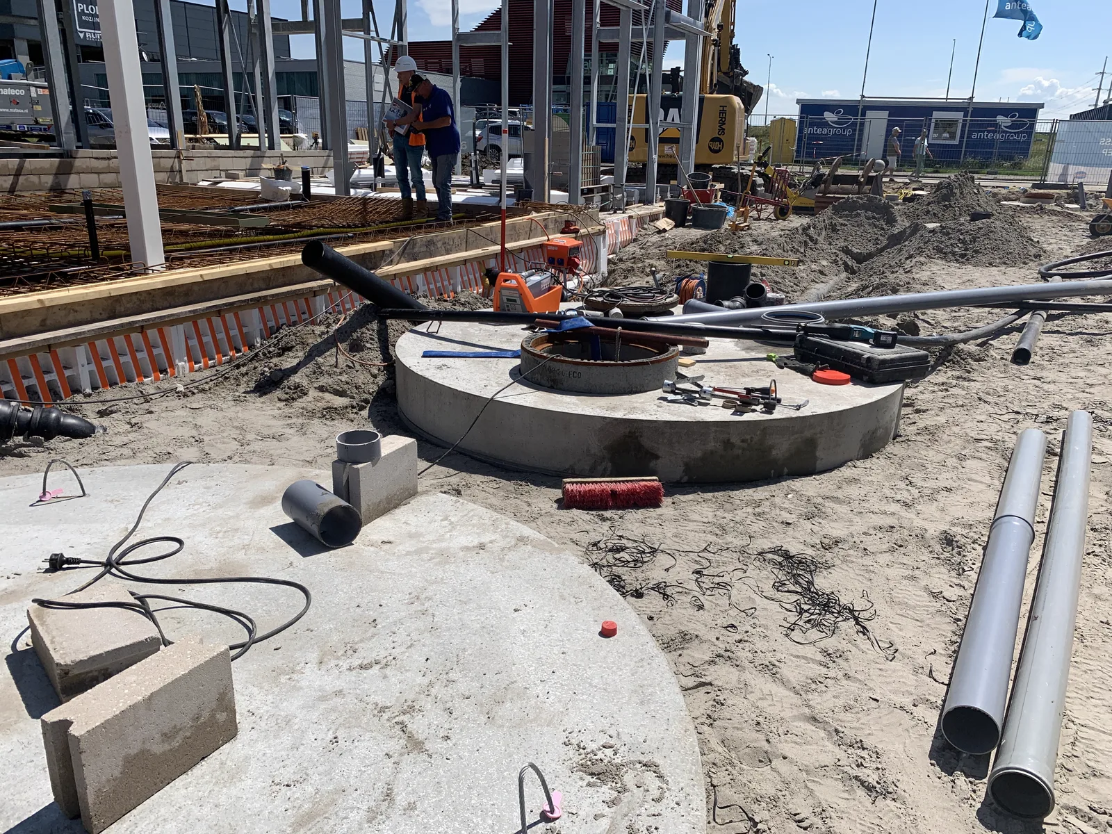 Installatie van betonnen pompputten of vuilwaterputten op een bouwplaats
